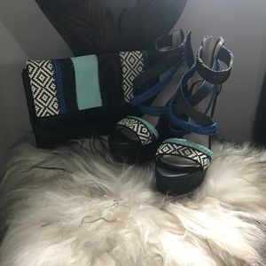 Size 9 women's wedge with matching clutch 😍